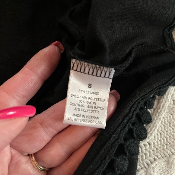 G Collection Rich Black Sleeveless Blouse with Embroidery Detail Women’s Small - Picture 7 of 10